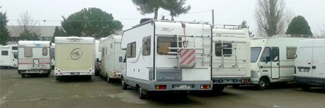 Camper usati in fila nel piazzale