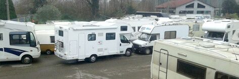 Camper usati parcheggiati nel piazzale