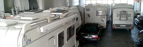 Camper usati al coperto nel capannone